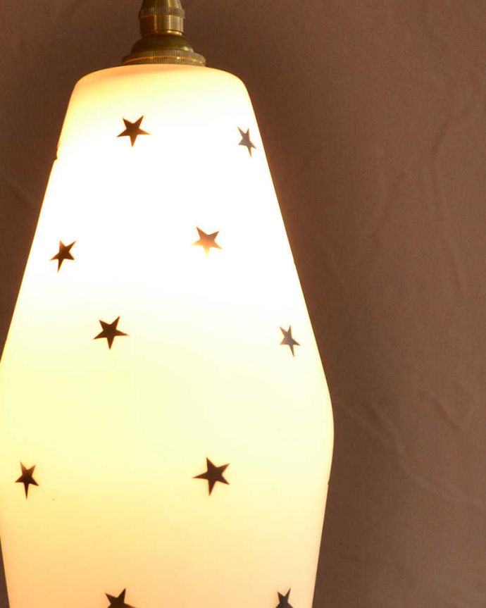 ペンダントライト　照明・ライティング　黒い星模様がカワイイ、イギリスのアンティークシェード（コード・シャンデリア電球・ギャラリーなし）。。(k-3702-z)