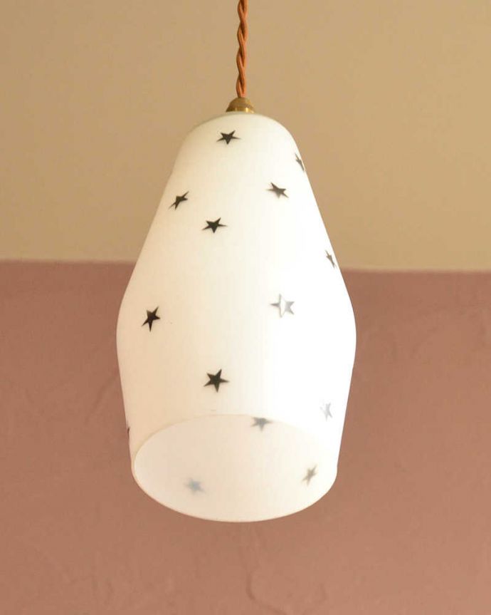 ペンダントライト　照明・ライティング　黒い星模様がカワイイ、イギリスのアンティークシェード（コード・シャンデリア電球・ギャラリーなし）。。(k-3702-z)