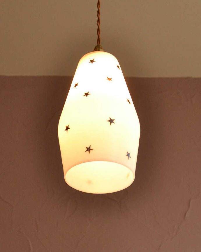 ペンダントライト　照明・ライティング　黒い星模様がカワイイ、イギリスのアンティークシェード（コード・シャンデリア電球・ギャラリーなし）。。(k-3702-z)