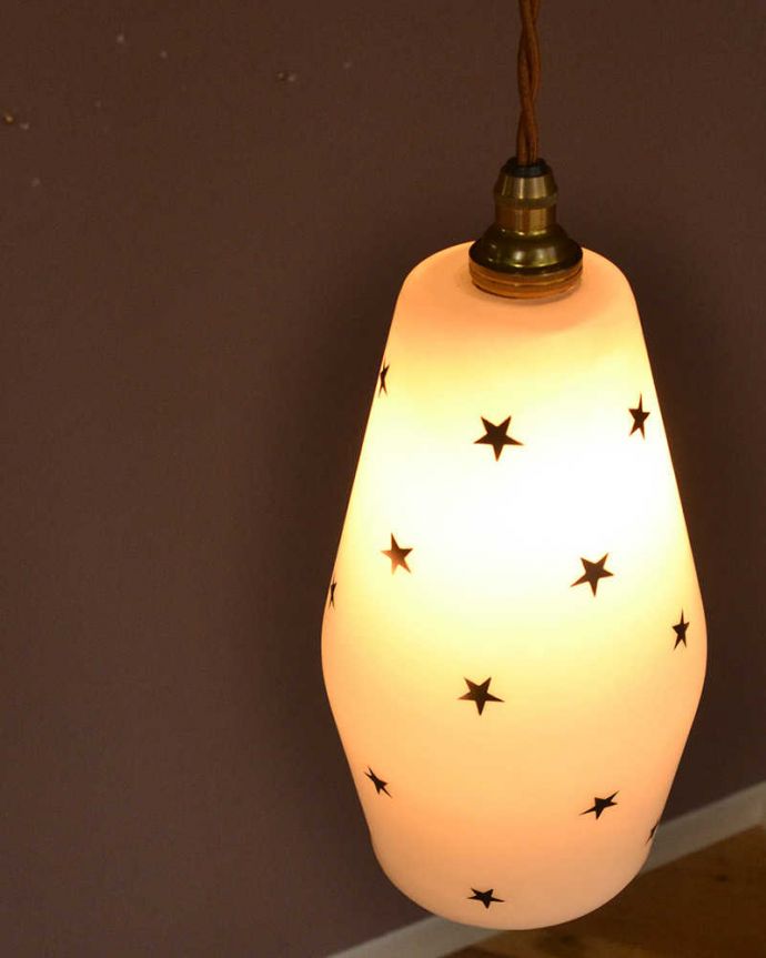 ペンダントライト　照明・ライティング　黒い星模様がカワイイ、イギリスのアンティークシェード（コード・シャンデリア電球・ギャラリーなし）。。(k-3702-z)