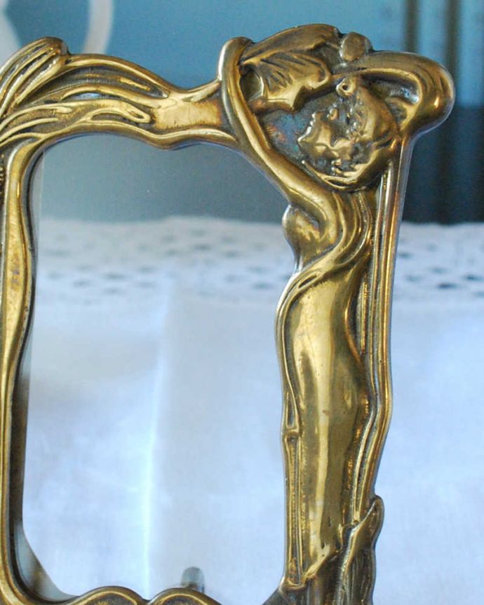 アンティーク雑貨　イギリスで見つけたアンティークの真鍮製フォトフレーム。落ち着いた輝きが大人の雰囲気真鍮製なので、使っていくごとに味わい深い色合いに変化していきます。(k-3706-z)