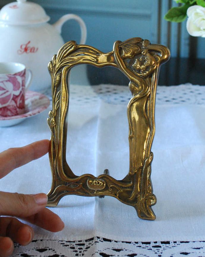 アンティーク雑貨　イギリスで見つけたアンティークの真鍮製フォトフレーム。大きさはこれくらいですコレクションしたくなるくらい、いろんなサイズのものがあります。(k-3706-z)