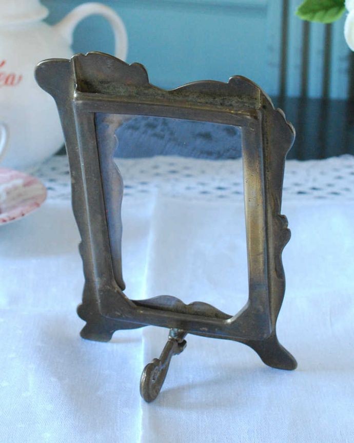 アンティーク雑貨　イギリスで見つけたアンティークの真鍮製フォトフレーム。裏側を見てみると…裏面はこんな感じです。(k-3706-z)