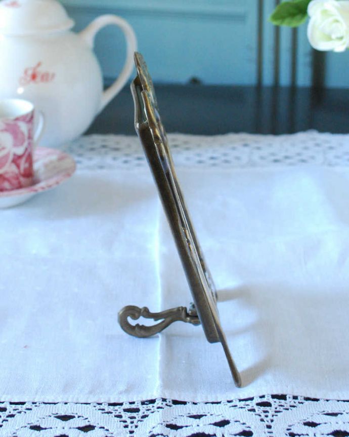 アンティーク雑貨　イギリスで見つけたアンティークの真鍮製フォトフレーム。横から見ると…アンティークなので多少のキズ・汚れがある場合がありますがキレイなものを買い付けてきたのでご使用上問題はありません。(k-3706-z)