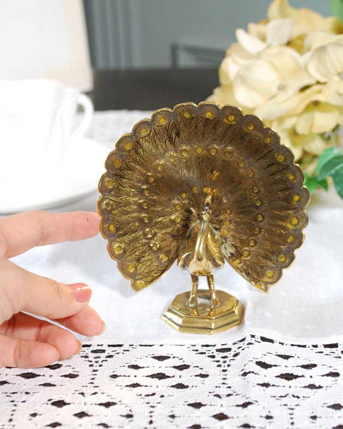 アンティーク 真鍮の雑貨　アンティーク雑貨　英国で見つけた真鍮製のアンティークオブジェ（ピーコック）。大きさはこれくらいですコレクションしたくなるくらい、いろんなサイズのものがあります。(k-3714-z)