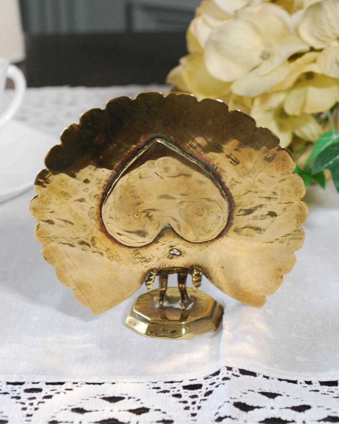 アンティーク 真鍮の雑貨　アンティーク雑貨　英国で見つけた真鍮製のアンティークオブジェ（ピーコック）。裏から見るとこんな感じですアンティークなので多少のキズ・汚れがある場合がありますが、使用上問題はありませんので、ご了承下さい。(k-3714-z)