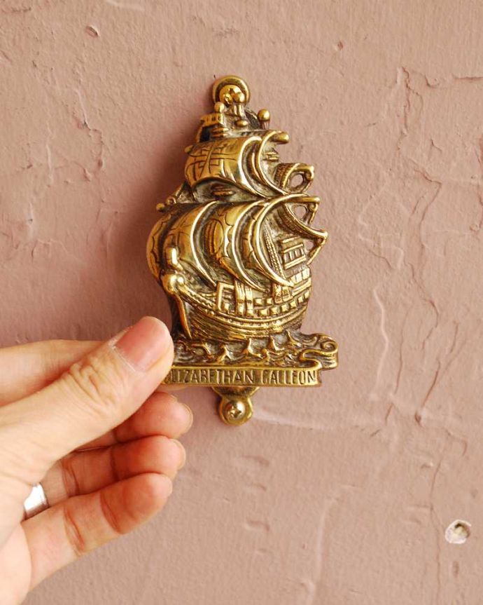 アンティーク 真鍮の雑貨　アンティーク雑貨　英国輸入のアンティーク真鍮製雑貨、かっこいい帆船のドアノッカー。大きさはこれくらいです持ち上げてコンコンとノックして下さい。(k-3718-z)