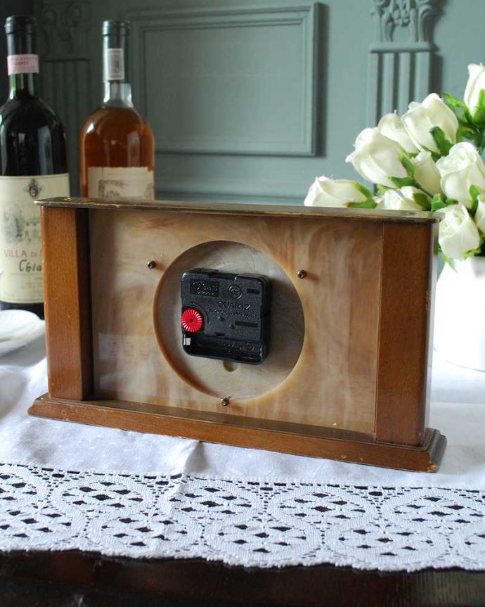 アンティーク その他の雑貨　アンティーク雑貨　イギリスから届いたオシャレなメタメック社のアンティーク置き時計(METAMEC) 。裏から見ると･･･クオーツは新しく交換しました。(k-3722-z)