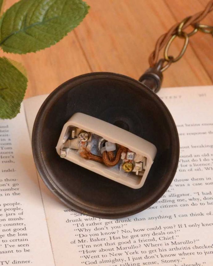 シャンデリア　照明・ライティング　ガラスの模様が美しい英国輸入のアンティークハンギングボウル（Ｅ26球付）。引っ掛けタイプです自分でも取り付け出来る引っ掛けシーリング仕様で加工してあります。(k-3725-z)