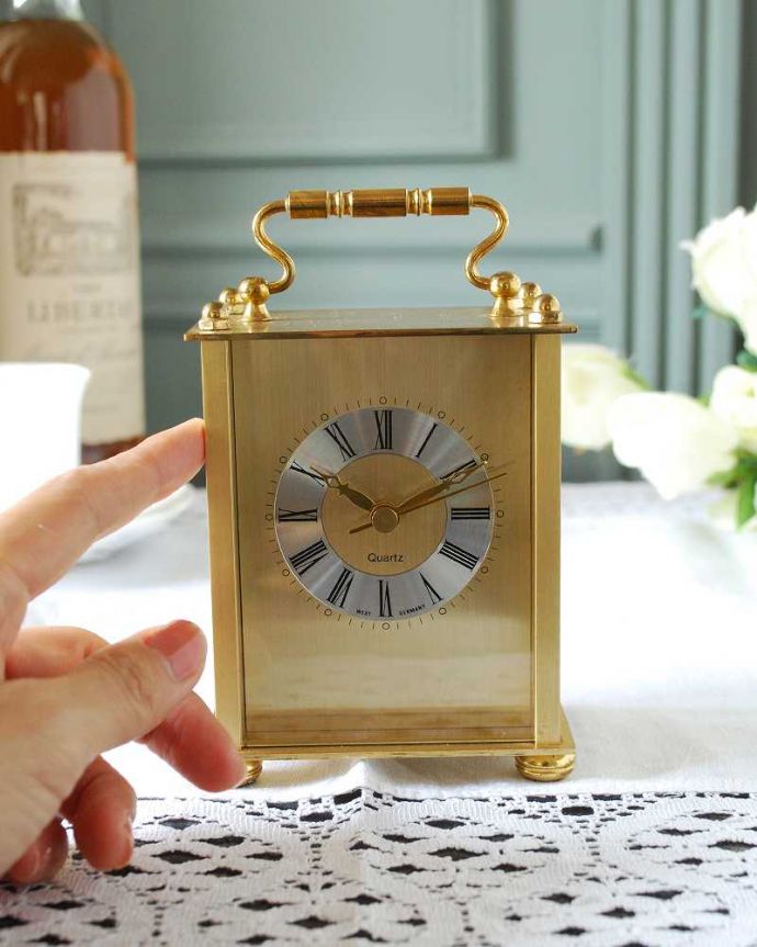 アンティーク その他の雑貨　アンティーク雑貨　イギリスで見つけた持ち手付きのアンティーク置き時計（quartzクォーツ）。アンティークらしい独特のデザインアンティークなので多少のキズ・汚れがある場合があります。(k-3726-z)