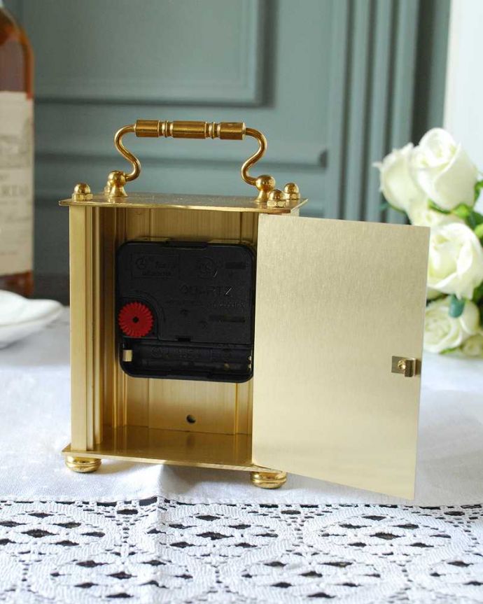 アンティーク その他の雑貨　アンティーク雑貨　イギリスで見つけた持ち手付きのアンティーク置き時計（quartzクォーツ）。裏から見ると･･･クオーツは新しく交換しました。(k-3726-z)