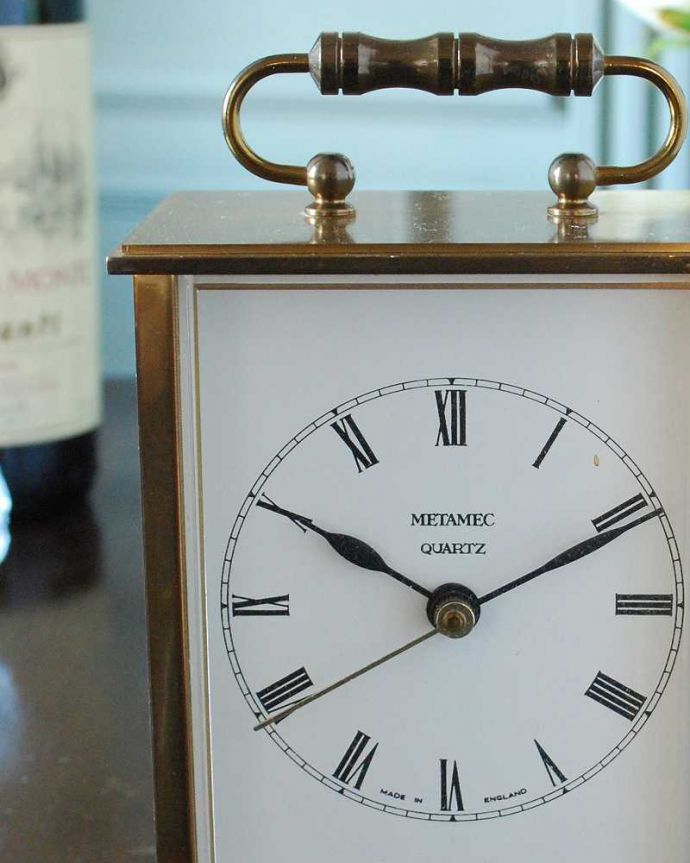 アンティーク その他の雑貨　アンティーク雑貨　イギリスから届いたオシャレなメタメック社のアンティーク持ち手付き置き時計。タイムスリップさせてくれる優しい文字盤アンティークの時計は、文字盤が何とも言えない優しい雰囲気。(k-3727-z)