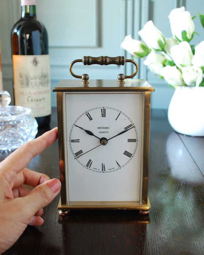 アンティーク その他の雑貨　アンティーク雑貨　イギリスから届いたオシャレなメタメック社のアンティーク持ち手付き置き時計。アンティークらしい独特のデザインアンティークなので多少のキズ・汚れがある場合があります。(k-3727-z)