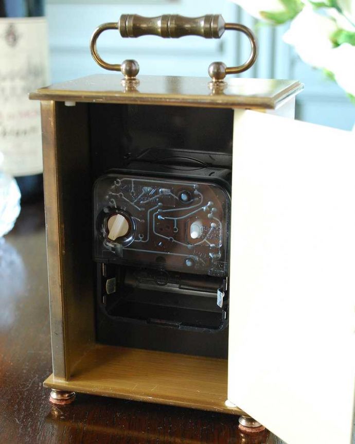 アンティーク その他の雑貨　アンティーク雑貨　イギリスから届いたオシャレなメタメック社のアンティーク持ち手付き置き時計。裏から見ると･･･クオーツは新しく交換しました。(k-3727-z)
