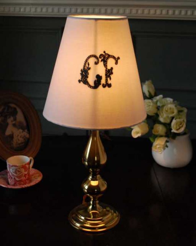 スタンドライト　照明・ライティング　真鍮のゴールド色がキラっと輝くアンティークテーブルランプ(E17シャンデリア球付き) 。。(k-3730-z)