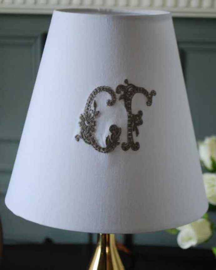 スタンドライト　照明・ライティング　真鍮のゴールド色がキラっと輝くアンティークテーブルランプ(E17シャンデリア球付き) 。。(k-3730-z)