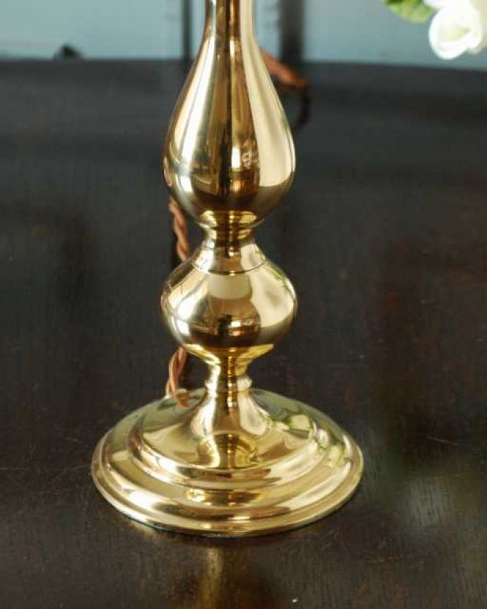 スタンドライト　照明・ライティング　真鍮のゴールド色がキラっと輝くアンティークテーブルランプ(E17シャンデリア球付き) 。。(k-3730-z)