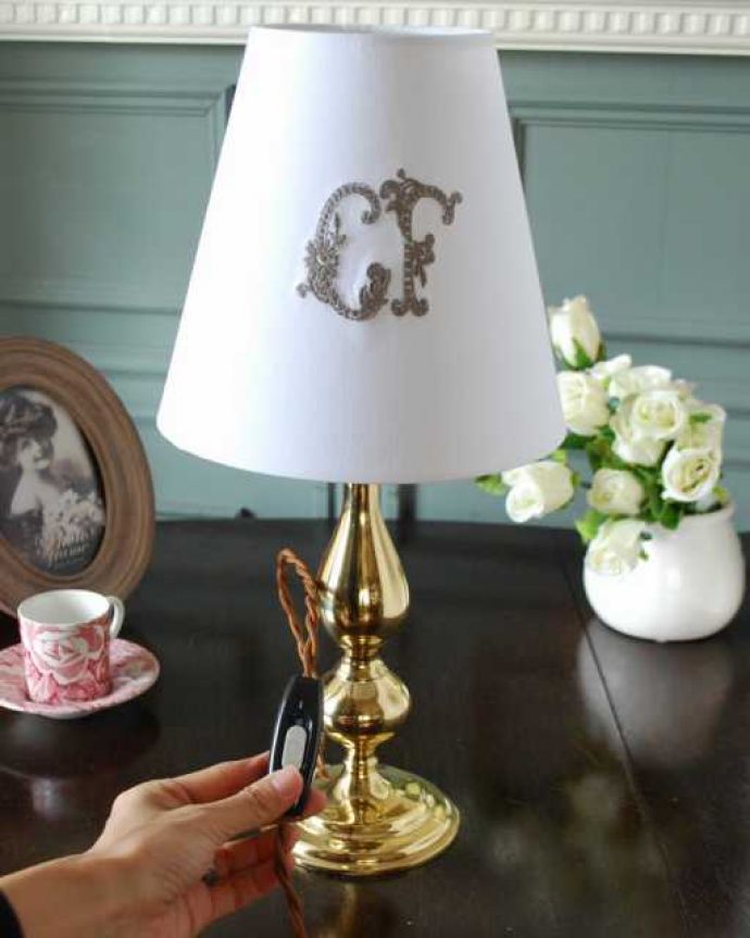 スタンドライト　照明・ライティング　真鍮のゴールド色がキラっと輝くアンティークテーブルランプ(E17シャンデリア球付き) 。。(k-3730-z)