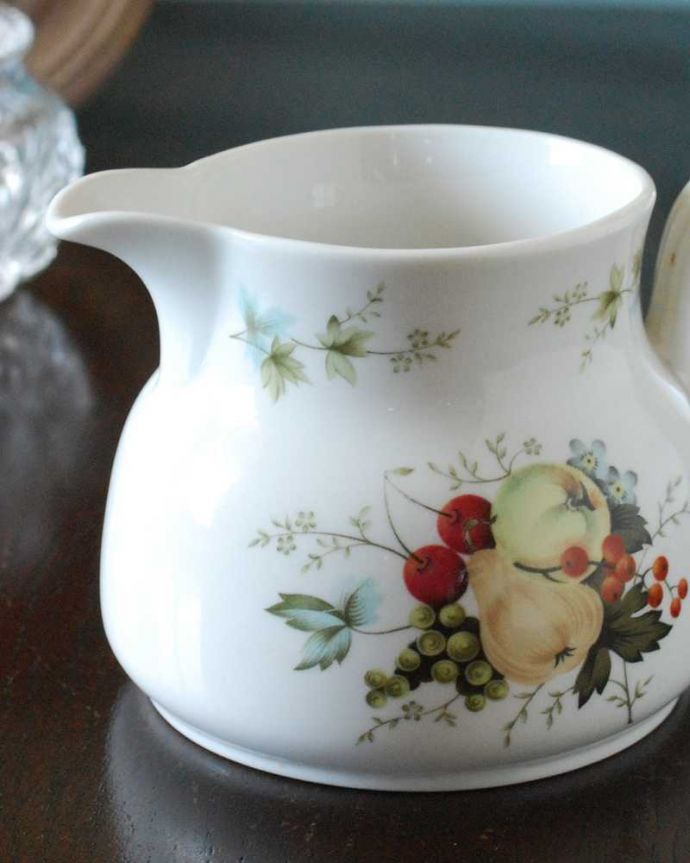 アンティーク 陶磁器の雑貨 アンティーク雑貨 フルーツがたっぷりデザインされたロイヤルドルトンのアンティークミルクポット(miramont)。お茶の時間に欠かせないミルクピッチャー紅茶を愛する英国のお茶の時間に欠かせないミルクティーのために作られた陶磁器のミルクピッチャー。(k-3732-z)