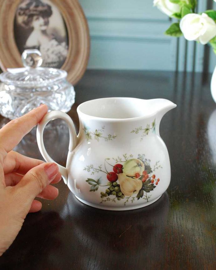 アンティーク 陶磁器の雑貨 アンティーク雑貨 フルーツがたっぷりデザインされたロイヤルドルトンのアンティークミルクポット(miramont)。自分だけの使い方で使ってみましょうたっぷりミルクが注げるように、英国のミルクピッチャーのサイズは他の国のものと比べて大きめに作られていて実用的。(k-3732-z)