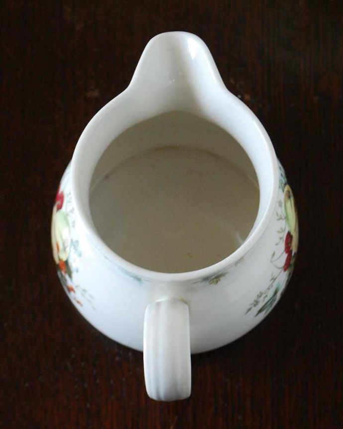 アンティーク 陶磁器の雑貨 アンティーク雑貨 フルーツがたっぷりデザインされたロイヤルドルトンのアンティークミルクポット(miramont)。上から見るとこんな感じです状態のいいものだけを選んでいますが、アンティークなのでキズや欠けがある場合があります。(k-3732-z)