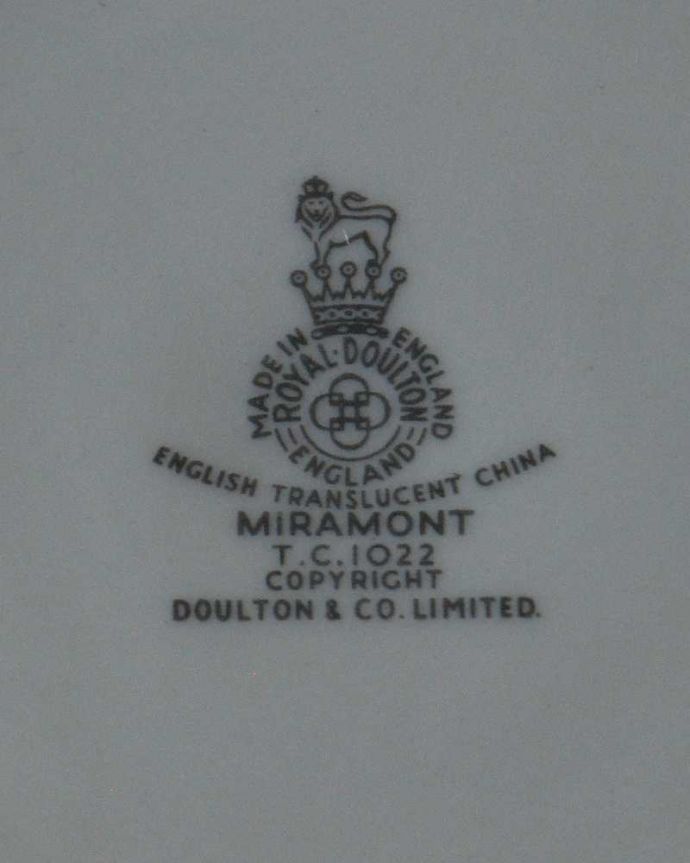 アンティーク 陶磁器の雑貨 アンティーク雑貨 フルーツがたっぷりデザインされたロイヤルドルトンのアンティークミルクポット(miramont)。裏側には品質の証製造メーカー保証の意味がこもった窯印、ポーセリンマークがあります。(k-3732-z)