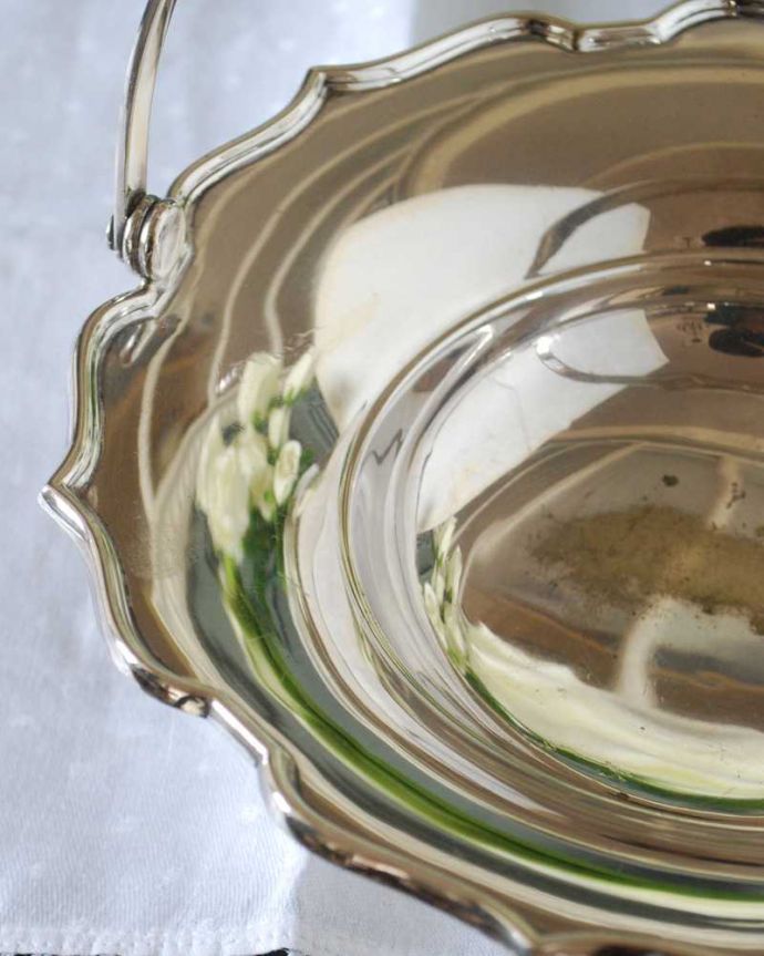 アンティーク シルバー製 アンティーク雑貨 英国で見つけた銀雑貨、優雅なアンティークシルバープレートの持ち手付きバスケット。果物のために作られた美しい器持ち手つきの器は、昔、貴重だった果物を入れて運ぶための器として作られました。(k-3738-z)