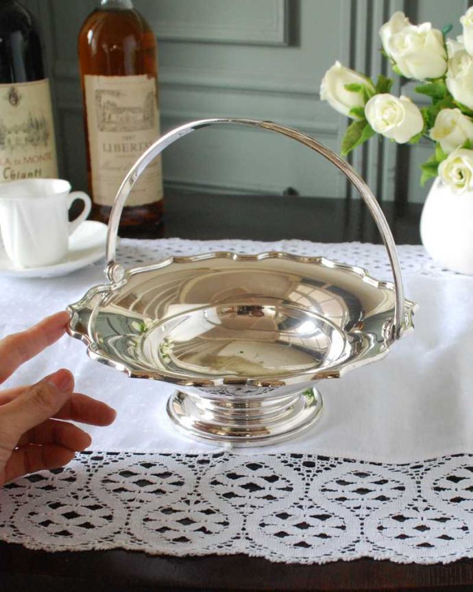 アンティーク シルバー製 アンティーク雑貨 英国で見つけた銀雑貨、優雅なアンティークシルバープレートの持ち手付きバスケット。持ち手付きなので移動にも便利中にいろんなものを入れて運べる持ち手つきのバスケット。(k-3738-z)