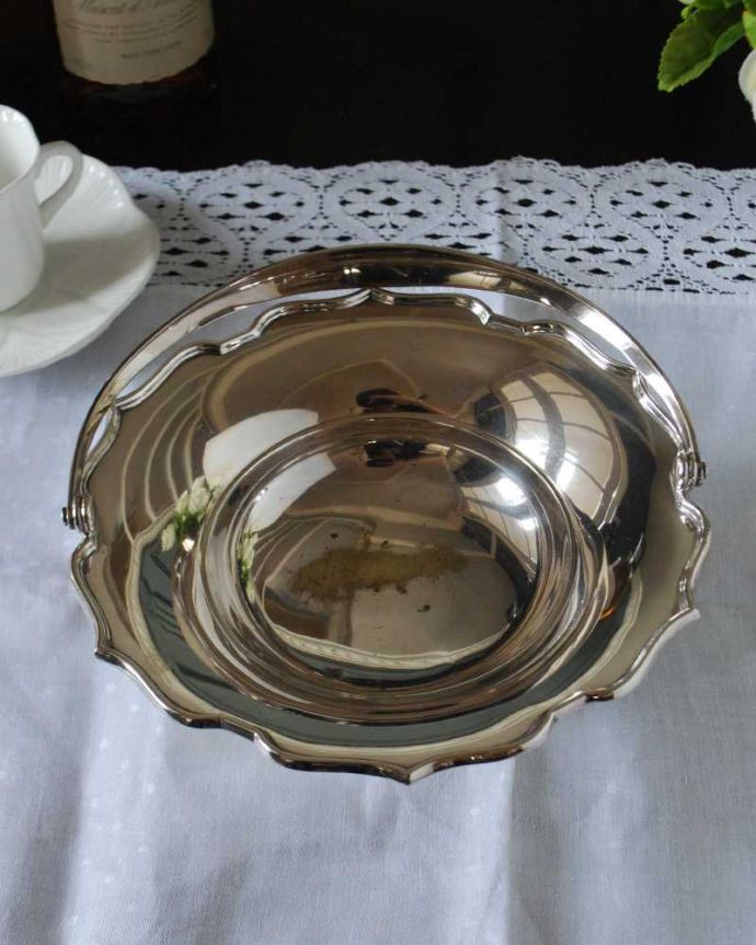 アンティーク シルバー製 アンティーク雑貨 英国で見つけた銀雑貨、優雅なアンティークシルバープレートの持ち手付きバスケット。上から見るとこんな形ですアンティークなので多少のキズ・汚れがある場合がありますが、使用上問題はありませんので、ご了承下さい。(k-3738-z)