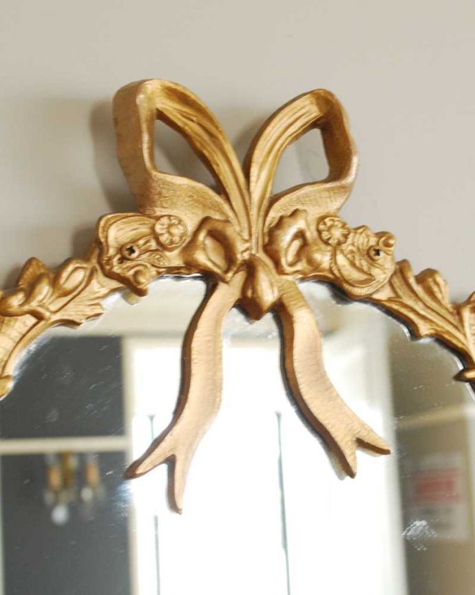 アンティーク ミラー(鏡) アンティーク雑貨 大きなリボンが付いた女性らしいイギリスのアンティークウォールミラー 。見るたびにうっとりするモールディングの美しさ煌びやかなモールディングの縁取りが美しいアンティークのミラーは、覗き込む度に女性だったら誰もがワクワクしちゃう美しいデザインが一番の魅力です。(k-3750-z)