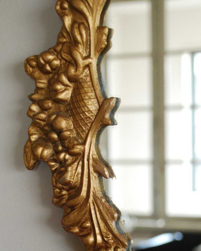 アンティーク ミラー(鏡) アンティーク雑貨 大きなリボンが付いた女性らしいイギリスのアンティークウォールミラー 。アンティークらしい独特のデザイン華やかなデザインのアンティークのミラーは、覗き込む度に女性だったら誰もがワクワクしちゃう美しいデザインが一番の魅力です。(k-3750-z)