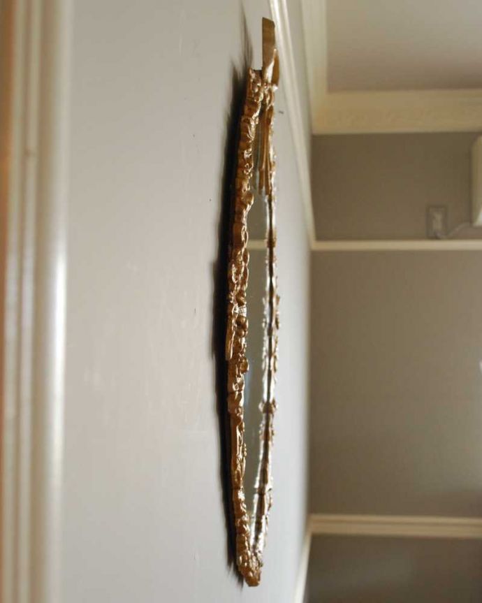 アンティーク ミラー(鏡) アンティーク雑貨 大きなリボンが付いた女性らしいイギリスのアンティークウォールミラー 。横から見ると…アンティークなので多少のキズ・汚れがある場合がありますがキレイなものを買い付けてきたのでご使用上問題はありません。(k-3750-z)