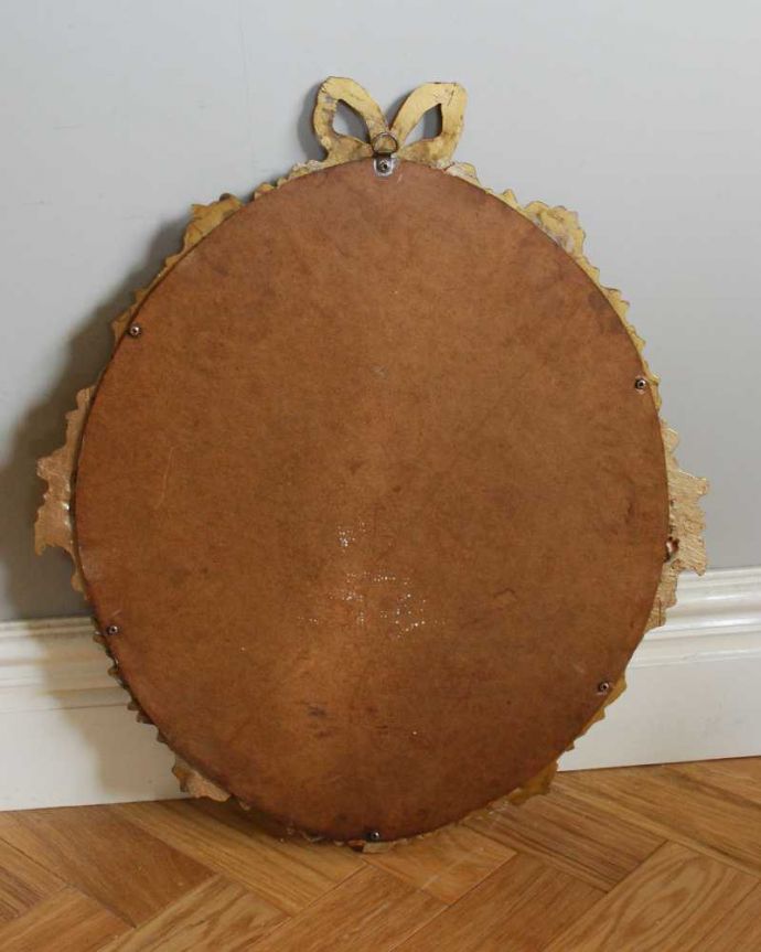 アンティーク ミラー(鏡) アンティーク雑貨 大きなリボンが付いた女性らしいイギリスのアンティークウォールミラー 。裏側を見てみると…修復の際、金具をしっかり取り付けたので安心してお使い下さい。(k-3750-z)