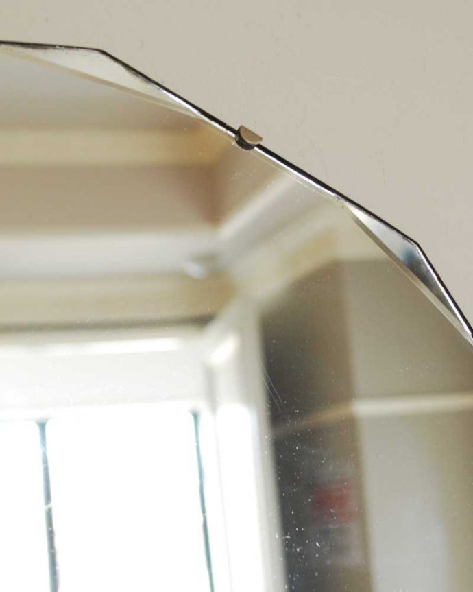 アンティーク ミラー（鏡）　アンティーク雑貨　お洒落なかたちの英国の壁掛け鏡、アンティークカッティングミラー。アンティークでしか手に入らないキラキラ感キラッと輝く美しい面取りがデザインになっているアンティークのミラー。(k-3755-z)