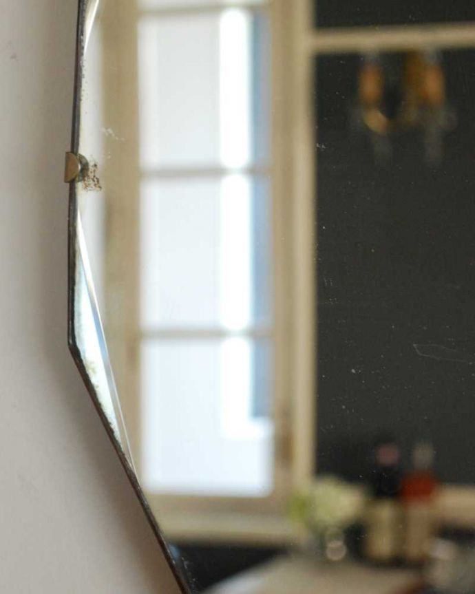 アンティーク ミラー（鏡）　アンティーク雑貨　お洒落なかたちの英国の壁掛け鏡、アンティークカッティングミラー。アンティークらしい独特のデザイン華やかなデザインのアンティークのミラーは、覗き込む度に女性だったら誰もがワクワクしちゃう美しいデザインが一番の魅力です。(k-3755-z)