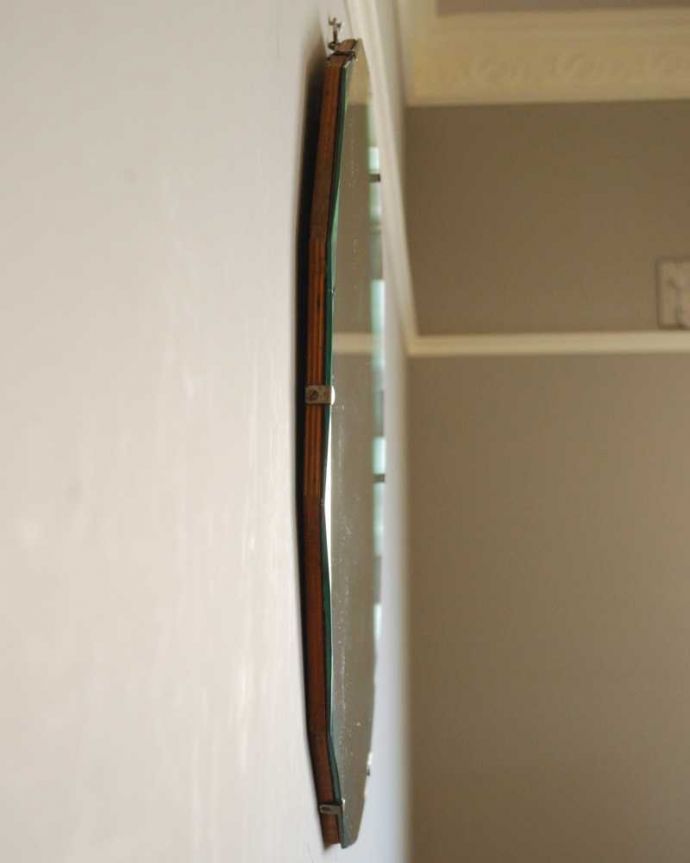 アンティーク ミラー（鏡）　アンティーク雑貨　お洒落なかたちの英国の壁掛け鏡、アンティークカッティングミラー。厚みが違いますアンティークなので多少のキズ・汚れがある場合がありますがキレイなものを買い付けてきました。(k-3755-z)