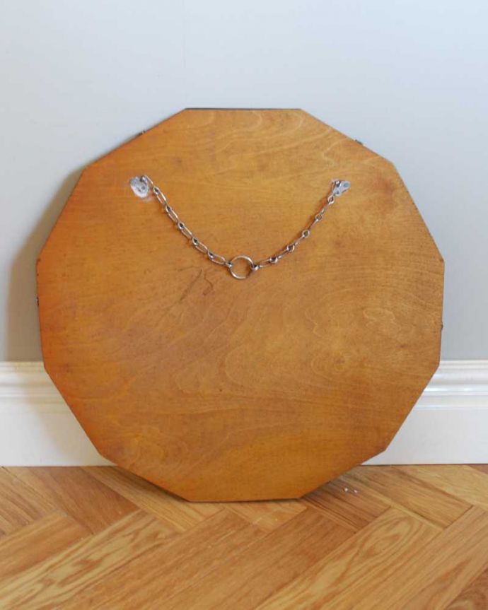 アンティーク ミラー（鏡）　アンティーク雑貨　お洒落なかたちの英国の壁掛け鏡、アンティークカッティングミラー。裏側を見てみると…修復の際、金具をしっかり取り付けたので安心してお使い下さい。(k-3755-z)