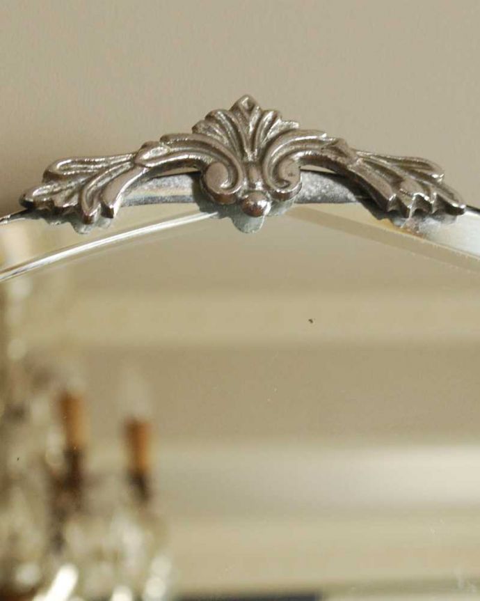 アンティーク ミラー(鏡) アンティーク雑貨 英国らしいモチーフの付いたイギリス輸入のアンティークカッティングミラー(オーバル)。アンティークでしか手に入らないキラキラ感キラッと輝く美しい面取りがデザインになっているアンティークのミラー。(k-3757-z)