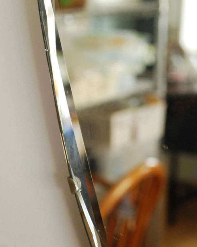 アンティーク ミラー(鏡) アンティーク雑貨 英国らしいモチーフの付いたイギリス輸入のアンティークカッティングミラー(オーバル)。アンティークらしい独特のデザイン華やかなデザインのアンティークのミラーは、覗き込む度に女性だったら誰もがワクワクしちゃう美しいデザインが一番の魅力です。(k-3757-z)