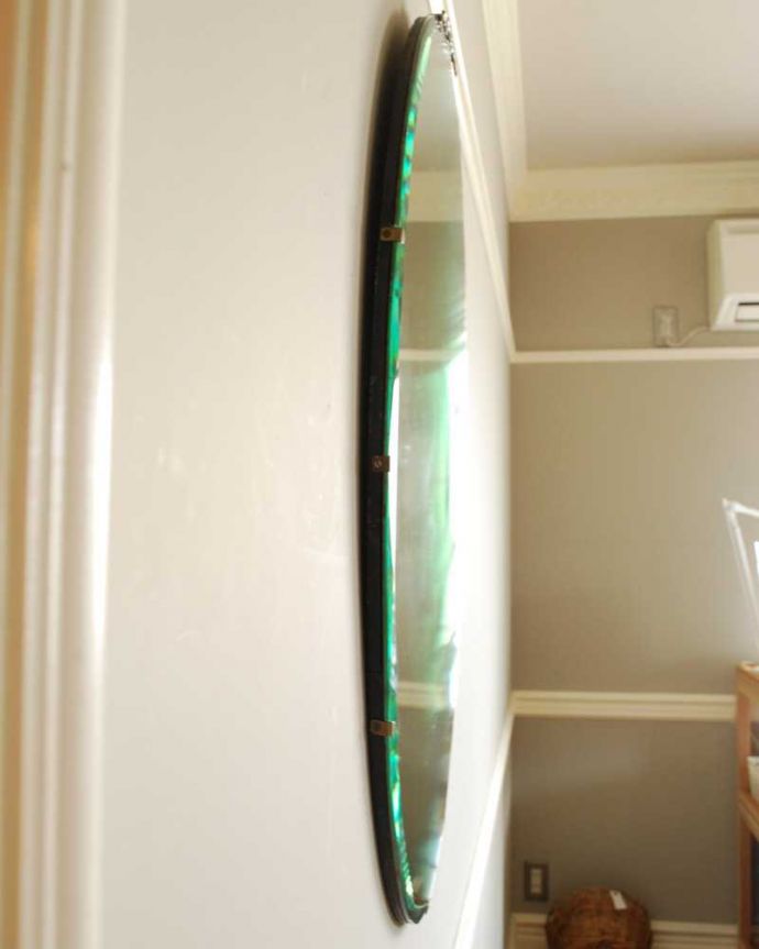 アンティーク ミラー(鏡) アンティーク雑貨 英国らしいモチーフの付いたイギリス輸入のアンティークカッティングミラー(オーバル)。厚みが違いますアンティークなので多少のキズ・汚れがある場合がありますがキレイなものを買い付けてきました。(k-3757-z)