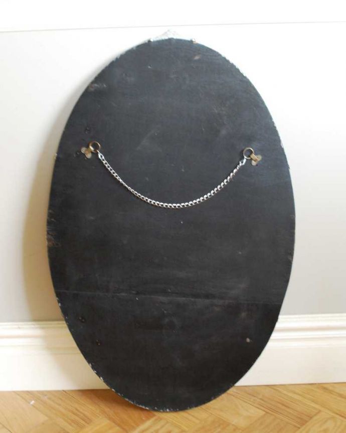 アンティーク ミラー(鏡) アンティーク雑貨 英国らしいモチーフの付いたイギリス輸入のアンティークカッティングミラー(オーバル)。裏側を見てみると…修復の際、金具をしっかり取り付けたので安心してお使い下さい。(k-3757-z)