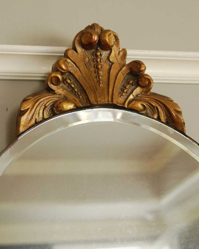 アンティーク ミラー(鏡) アンティーク雑貨 アカンサスモチーフが付いたイギリスのアンティークウォールミラー。見るたびにうっとりするモールディングの美しさ煌びやかなモールディングの縁取りが美しいアンティークのミラーは、覗き込む度に女性だったら誰もがワクワクしちゃう美しいデザインが一番の魅力です。(k-3759-z)
