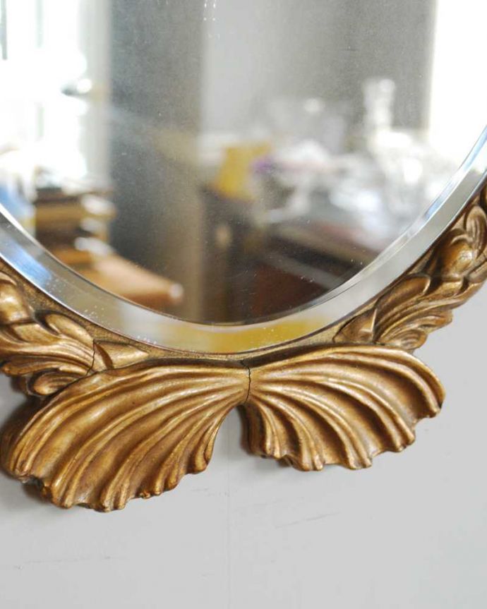 アンティーク ミラー(鏡) アンティーク雑貨 アカンサスモチーフが付いたイギリスのアンティークウォールミラー。アンティークらしい独特のデザイン華やかなデザインのアンティークのミラーは、覗き込む度に女性だったら誰もがワクワクしちゃう美しいデザインが一番の魅力です。(k-3759-z)