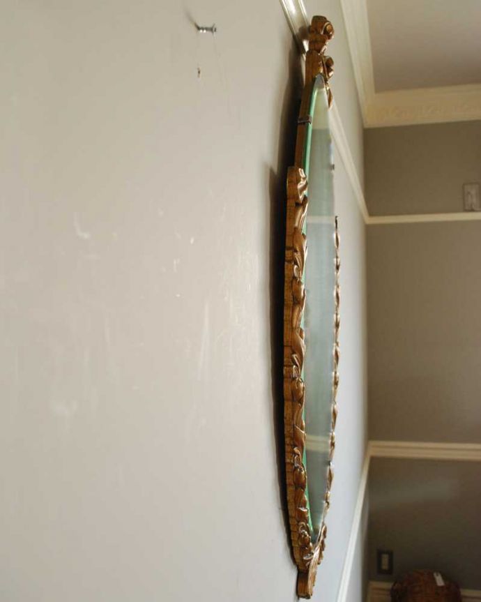 アンティーク ミラー(鏡) アンティーク雑貨 アカンサスモチーフが付いたイギリスのアンティークウォールミラー。横から見ると…アンティークなので多少のキズ・汚れがある場合がありますがキレイなものを買い付けてきたのでご使用上問題はありません。(k-3759-z)