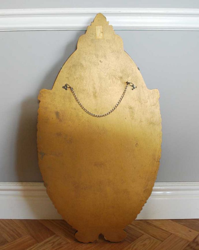 アンティーク ミラー(鏡) アンティーク雑貨 アカンサスモチーフが付いたイギリスのアンティークウォールミラー。裏側を見てみると…修復の際、金具をしっかり取り付けたので安心してお使い下さい。(k-3759-z)