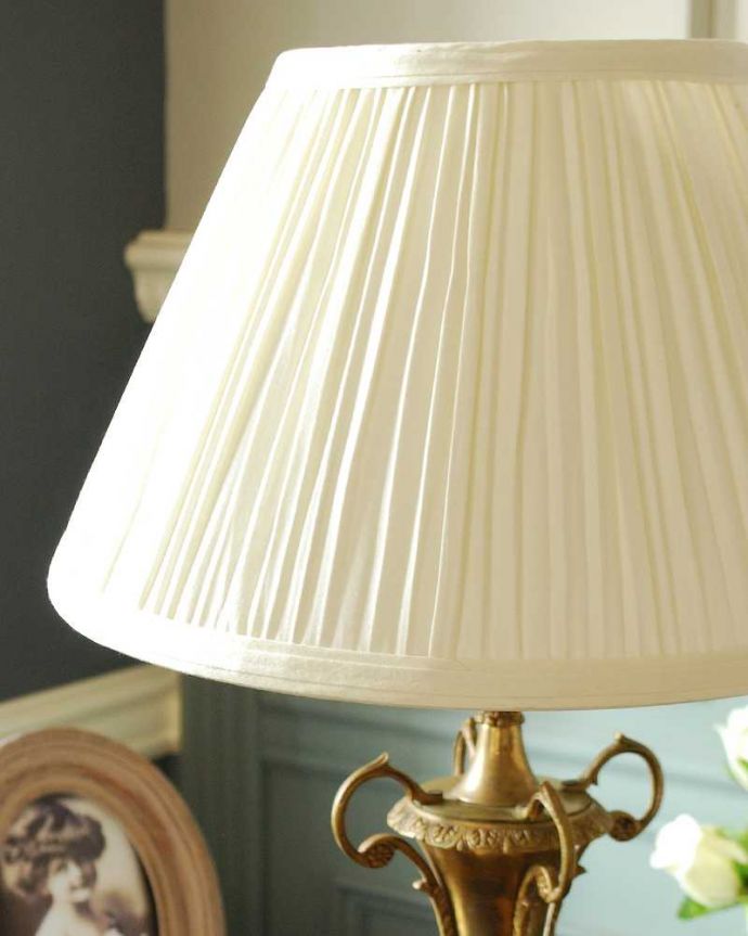 スタンドライト　照明・ライティング　真鍮製のアンティークテーブルランプ(E17シャンデリア球付き)。。(k-3761-z)