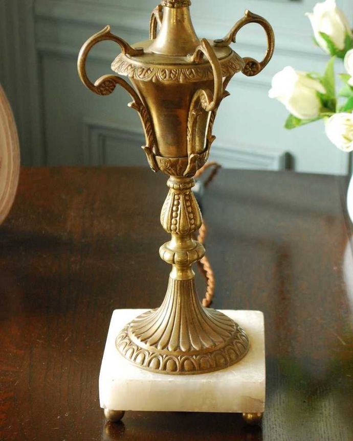 スタンドライト　照明・ライティング　真鍮製のアンティークテーブルランプ(E17シャンデリア球付き)。。(k-3761-z)