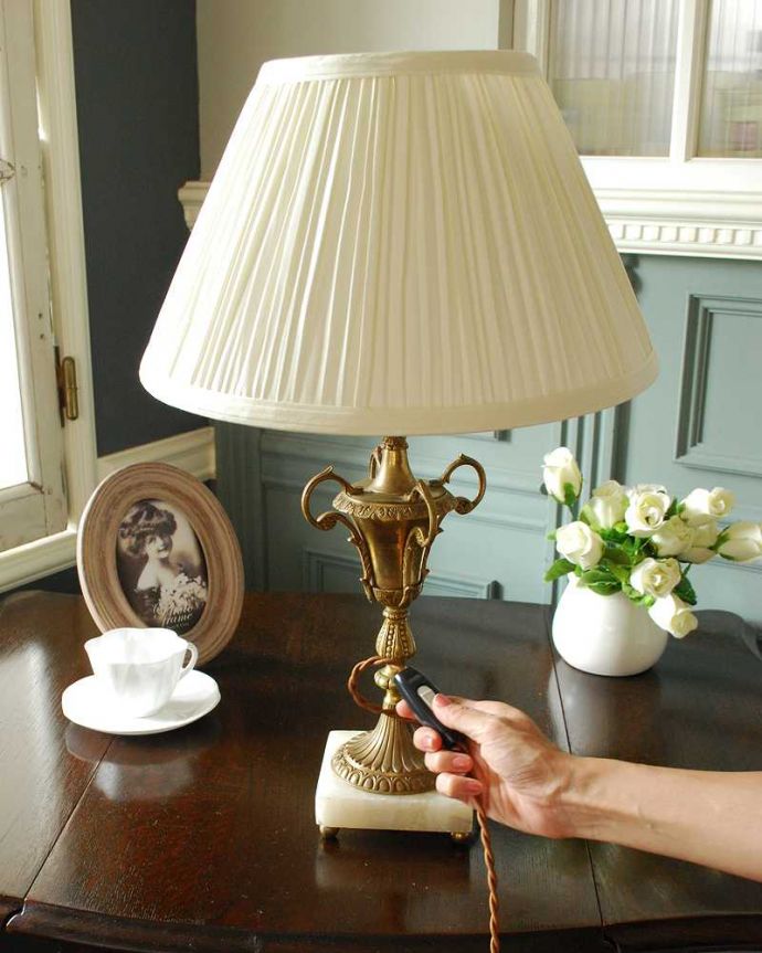 スタンドライト　照明・ライティング　真鍮製のアンティークテーブルランプ(E17シャンデリア球付き)。。(k-3761-z)