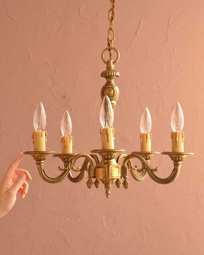 シャンデリア　照明・ライティング　イギリスアンティークの真鍮製シャンデリア（5灯）（E17シャンデリア球付） 。。(k-3763-z)