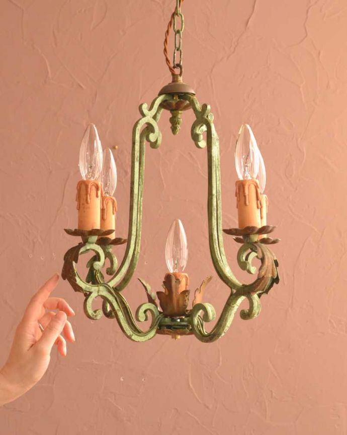 シャンデリア　照明・ライティング　フランスで見つけたアンティークシャンデリア（5灯）（Ｅ17シャンデリア球付） 。。(k-3764-z)